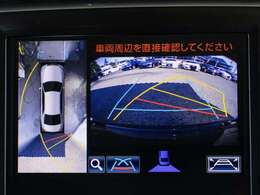 パノラミックビューモニターを装備！上から車両を見下ろしたような映像をナビ画面に表示できます。車両前後左右に搭載した4つのカメラ映像を継ぎ目なく合成！目視では見えない部分もリアルタイムで見れます。