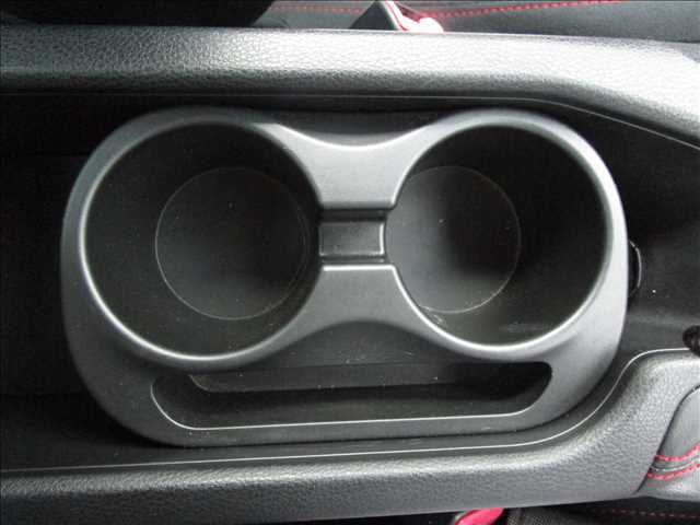 運転席と助手席の間にカップホルダーがあります。