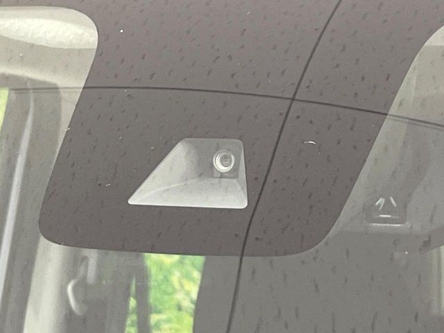 【インテリジェントエマージェンシーブレーキ】フロントカメラで前方の車両や歩行者を検知。衝突しそうな時は衝突被害軽減ブレーキが作動、衝突回避をサポート。より安全にドライブをお楽しみいただけます。