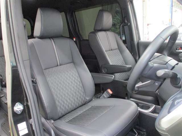 運転席側からの前席ビューです。内装色はブラック系ですので汚れも目立ちにくいです♪