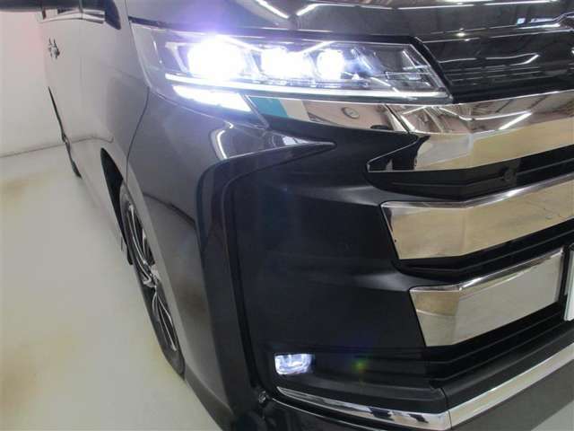 LEDヘッドライトとフォグランプのコラボです。雨や雪の日も安心！フォグランプがお車の存在を際立たせますね♪