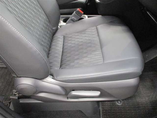 運転席です。座席の上下もできるシートアジャスター付きです。