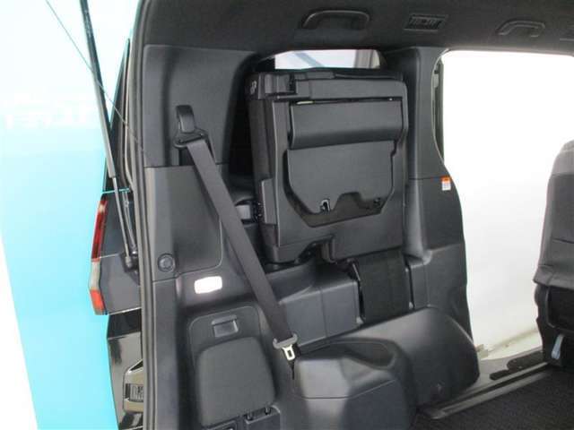 3列目シートは跳ね上げ式です。キャンプ用品など大きな荷物もばっちり収納可能です！