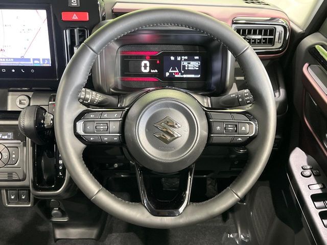 【純正革巻きステアリング】上質な革を使用することで、手にしっかり馴染みとても運転しやすいハンドルです♪