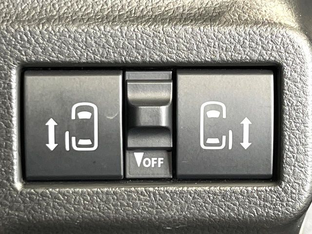 【両側パワースライドドア】スマートキーや運転席のスイッチで後席両側スライドドアの開閉が可能♪電動だから力を入れてドアを開ける必要が無く、小さなお子様でも簡単に開け閉めでき快適です♪