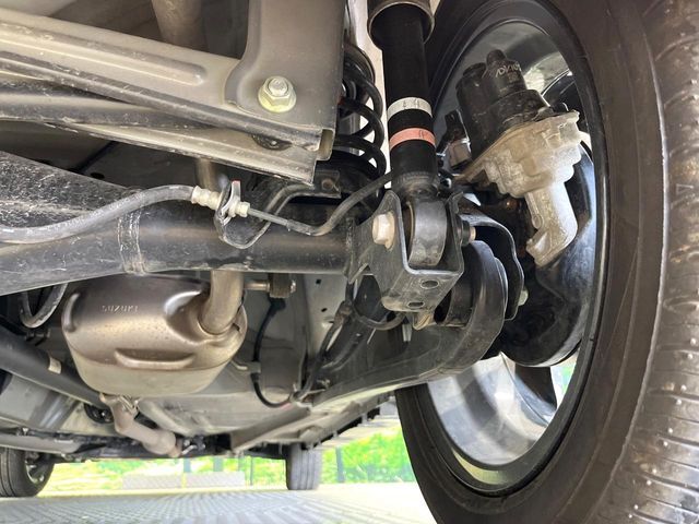 お車を安心してお乗りいただく為には、足回りの定期点検が欠かせません。サービスサポート（有償保証）では無料点検もご提供しており、安心のカーライフをお過ごしいただけるサポート体制が整っています。