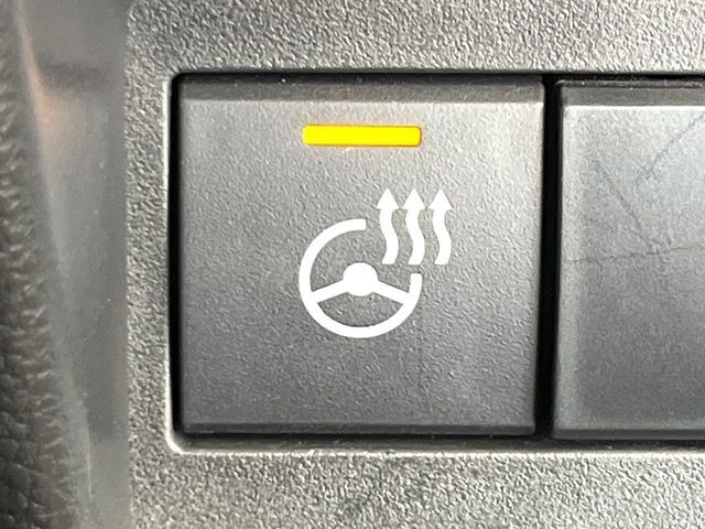 【ステアリングヒーター】冬場に冷たくなりやすい革巻きステアリングを、スイッチ一つで素早く適温に！エアコンよりも早く温まってくれるので、寒い日の運転も快適になりますね♪