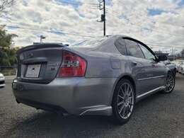 「tuned　by　STI」は、「2.0GT　spec.B」をベースに、STIで開発した架装部品を装着し、エクステリア、インテリアにも専用の仕様装備を施したモデルとなる。