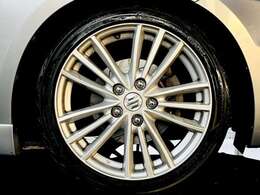 純正アルミホイール装着しています。鉄より軽いので燃費もいいです。