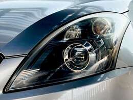 ヘッドライトの曇りや黄ばみは、夜間走行時の視界悪化に繋がります。こちらのヘッドライトは黄ばみもなく大変きれいな状態です♪