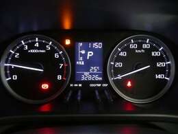 各操作スイッチは使いやすい位置に配置され、とっても見やすいメーターです。夜間時はラグジュアリーな気分にさせてくれる照明が魅力ですので、夜のドライブも楽しみになりますよ♪