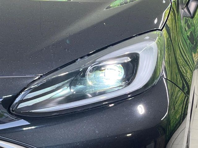 【LEDヘッドライト】悪天候や夜間走行時も良好な視界を確保し安心して運転できる高輝度LEDヘッドライトを装備！点灯速度が早く、消費電力も抑えられています。