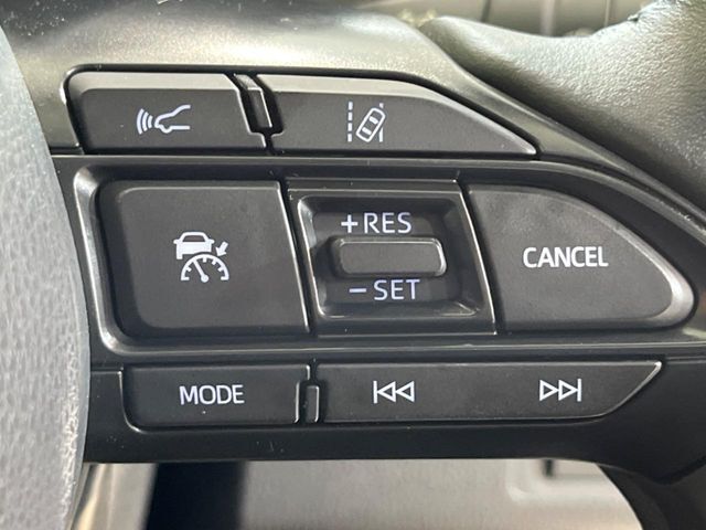 【レーダークルーズコントロール】高速道路での長距離走行が楽に！！自動で速度を保つクルーズコントロールが、衝突軽減システムと連携し、前方の車両を感知して車間を保つように速度調節してくれます！！