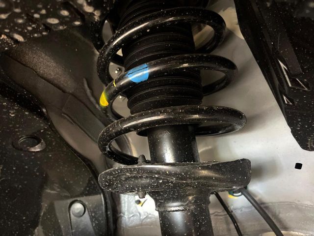 お車を安心してお乗りいただく為には、足回りの定期点検が欠かせません。サービスサポート（有償保証）では無料点検もご提供しており、安心のカーライフをお過ごしいただけるサポート体制が整っています。