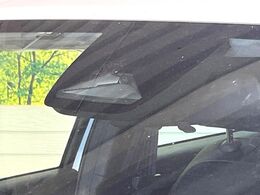 【ホンダセンシング】走行中に前方の車両等を認識し、衝突しそうな時は警報とブレーキで衝突回避と被害軽減をアシスト。より安全にドライブをお楽しみいただけます。