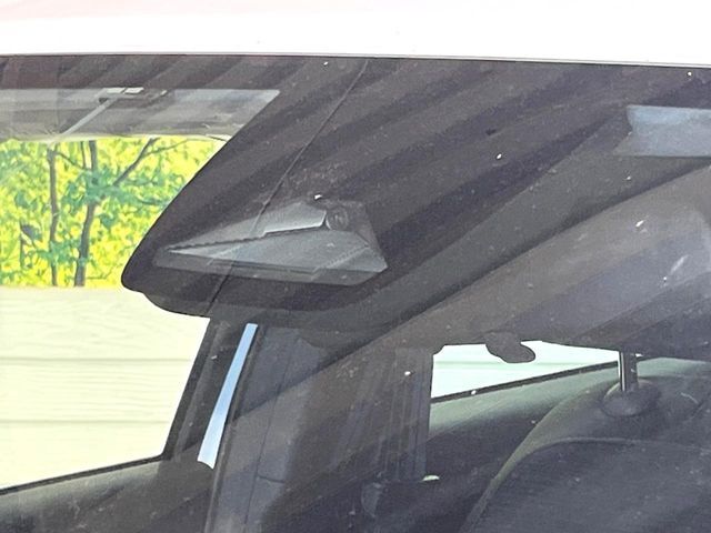 【ホンダセンシング】走行中に前方の車両等を認識し、衝突しそうな時は警報とブレーキで衝突回避と被害軽減をアシスト。より安全にドライブをお楽しみいただけます。