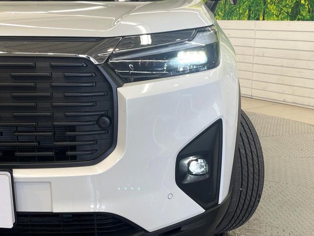 【LEDヘッドライト】悪天候や夜間走行時も良好な視界を確保し安心して運転できる高輝度LEDヘッドライトを装備！点灯速度が早く、消費電力も抑えられています。