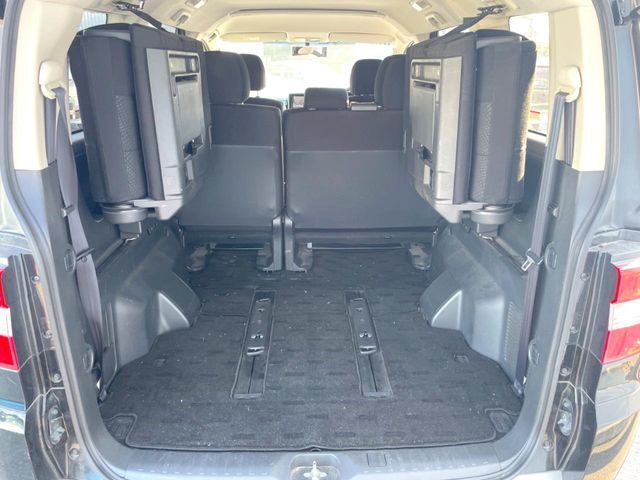 後席を格納すると、これだけの広さが！シーンに合わせたシートアレンジで、大きな荷物も積むことが出来ます♪