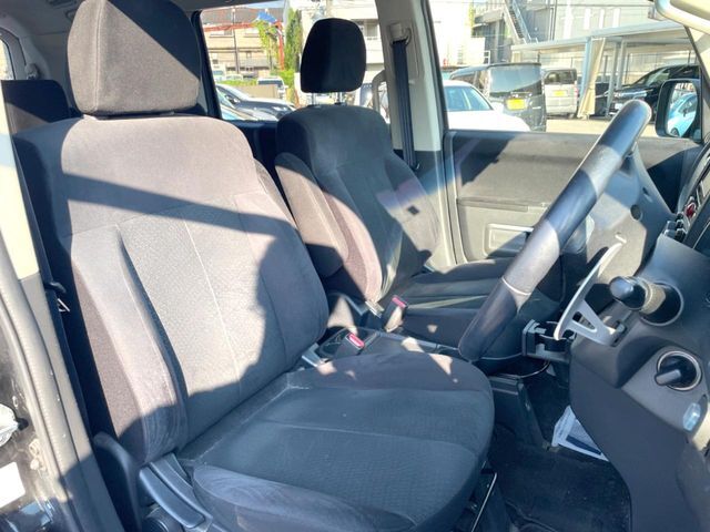 運転席まわりには十分なスペースがあり、大柄な方でもゆったり運転していただける環境です。