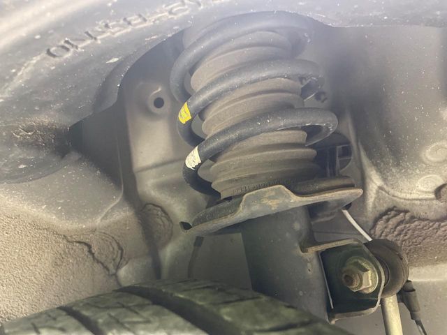お車を安心してお乗りいただく為には、足回りの定期点検が欠かせません。サービスサポート（有償保証）では無料点検もご提供しており、安心のカーライフをお過ごしいただけるサポート体制が整っています。