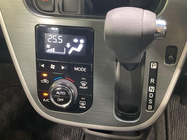 【オートエアコン】一度お好みの温度に設定すれば、車内の温度を検知し風量や温度を自動で調整。暑い…寒い…と何度もスイッチ操作をする必要はありません。快適な車内空間には必須の機能ですね♪