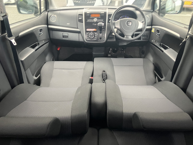 カーズ大阪では中古車販売をメインに各種保険の取扱、板金修理まで幅広く対応しています。中古車販売は全国どこでも対応可能！遠方の方でも安心して買ってもらえるような取り組み・工夫を行なっています。