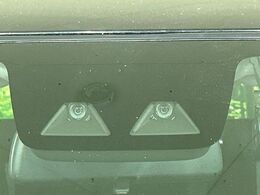 【スマートアシスト】走行中に前方の車両等を認識し、衝突しそうな時は警報とブレーキで衝突回避と被害軽減をアシスト。より安全にドライブをお楽しみいただけます。