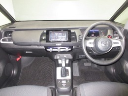 インパネ周りはこのようなレイアウトになっております。