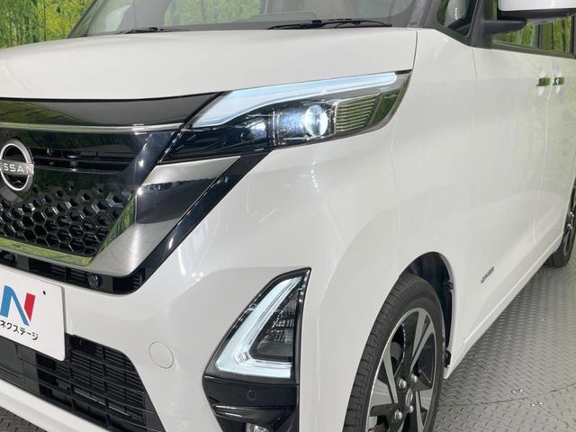 【LEDヘッドライト】悪天候や夜間走行時も良好な視界を確保し安心して運転できる高輝度LEDヘッドライトを装備！点灯速度が早く、消費電力も抑えられています。