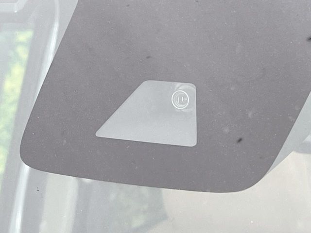 【エマージェンシーブレーキ】走行中に前方の車両等を認識し、衝突しそうな時は警報とブレーキで衝突回避と被害軽減をアシスト。より安全にドライブをお楽しみいただけます。