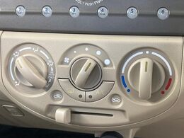 寒い冬も暑い夏も全席に快適な空調を届けてくれる、ダイヤル式エアコンを装備♪