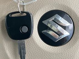 【キーレス】少し離れた場所からでもボタン一つでドアの開錠・施錠ができるのでとっても便利！ドアの鍵穴周りに傷をつけることもありません♪