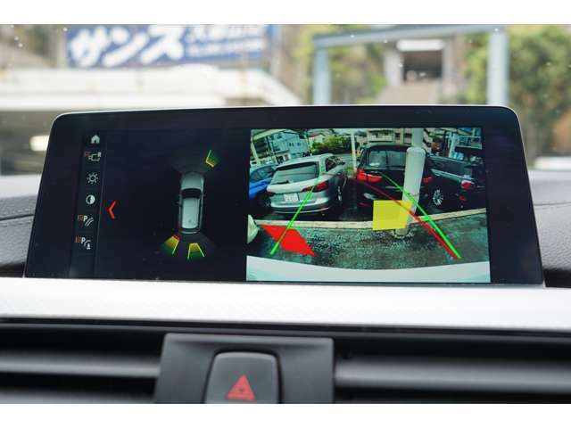 リアビューカメラ機能の他にも前後にパーキングセンサーを装備しておりますので、駐車時における見えない障害物の検知が容易でドライバーをサポート致します。
