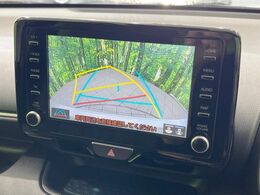 【バックカメラ】駐車時に後方がリアルタイム映像で確認できます。大型商業施設や立体駐車場での駐車時や、夜間のバック時に大活躍！運転スキルに関わらず、今や必須となった装備のひとつです！