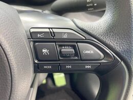 【レーダークルーズコントロール】高速道路での長距離走行が楽に！！自動で速度を保つクルーズコントロールが、衝突軽減システムと連携し、前方の車両を感知して車間を保つように速度調節してくれます！！