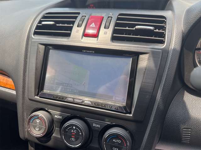 内外装につきましては、熟練のスタッフが真心込めて丁寧に車内清掃、外装磨きを致します。鉄粉を除去してポリッシャーバフで綺麗に磨いた車はもちろん他社とは比べ物にならない綺麗な内外装です。