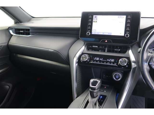 【まるまるクリーニング】内装工程では、中古車を気持ちよくお乗りいただけるよう清掃しております。シートの洗浄はもちろん、ニオイの元となるフロアカーペットまで洗浄・消臭を実施。