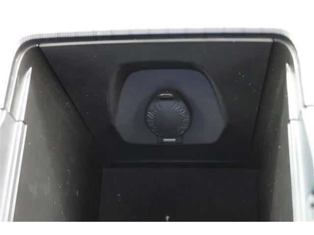 【アクセサリーソケット】12Vのカー用品等の電源供給が可能です。