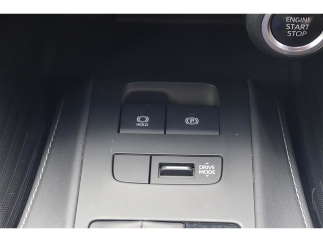 【電動パーキングブレーキ】オートモードのときは、シフトレバーの操作に応じてパーキングブレーキが自動で作動♪