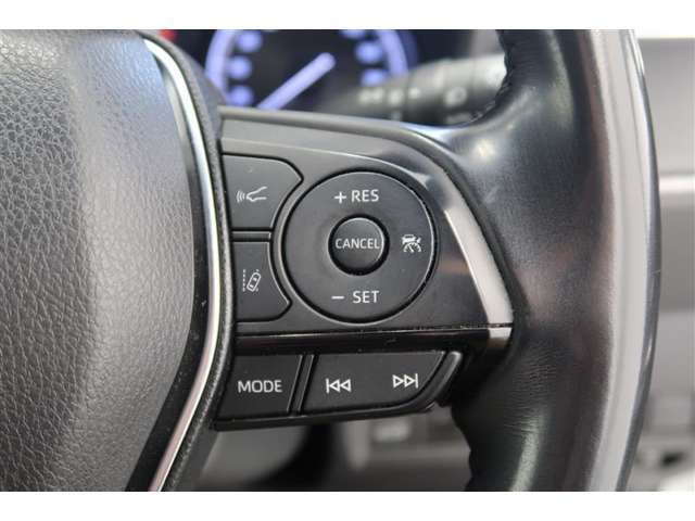【レーダークルーズコントロール】アクセルペダルを踏まなくても、車間制御モードでは、先行車の車速変化に合わせた追従走行を行い、自動的に加速・減速・停止をします。
