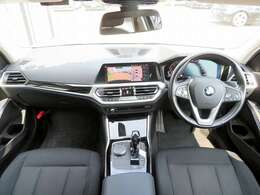 ◆インスツルメントパネルやインテリアトリムなどは、調和しなが洗練された室内を作り上げ、スイッチ類によって、優れた操作性をも実現。ドライバーの視線や動線を考え、人間工学に基づきデザインされています◆