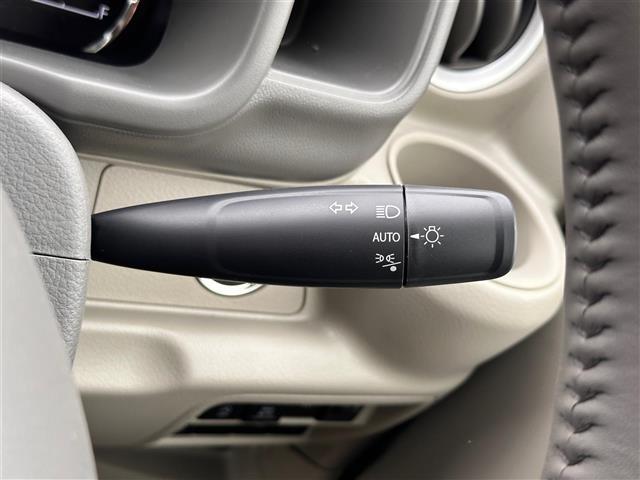 【オートライト（AUTO）】外の明るさをシステムが感知して、自動でヘッドライトが点灯します！ヘッドライトをつけ忘れを防ぐ便利機能です。
