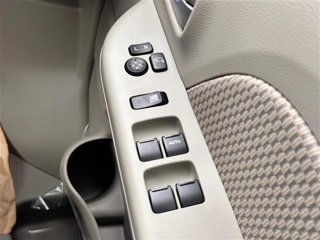 【電動格納ミラー】運転席のスイッチで、ドアミラーの開閉や角度の調整ができます。