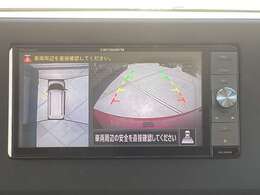 全方位モニターは4つのカメラで捉えた映像を合成して真上からの映像に見せて表示します。駐車場の白線も映るので真っすぐ駐車もしやすいですよ！