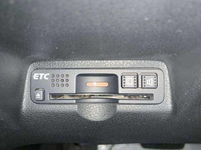 人気のオプション、ビルトインETC付き！料金所もノンストップ通過で渋滞知らず！後から付けると2前後はするオプションですので、最初から付いているのは嬉しいですね！