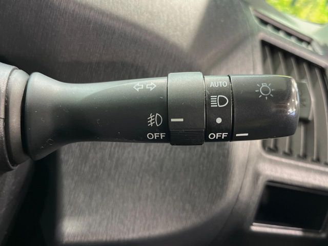 【オートライト】周りの明るさに応じて自動でヘッドライトの点灯・消灯ができる機能です！ライトの付け忘れ・消し忘れなどが無くなり、雨の日や夕方の走行も安心！トンネル通過時も便利ですね♪