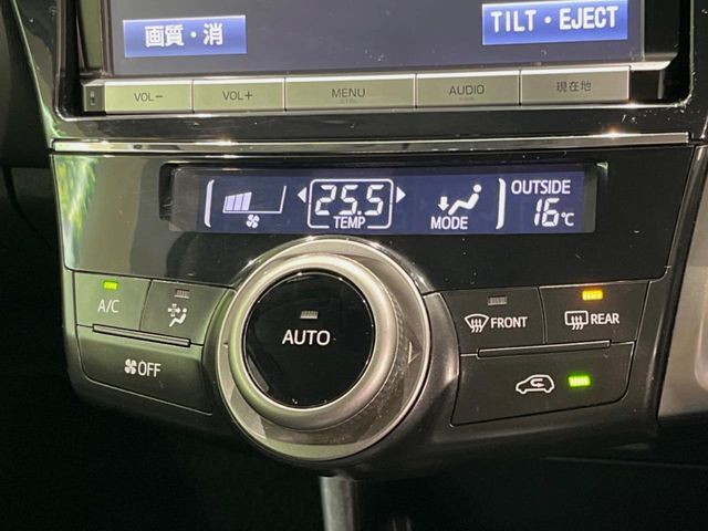 【オートエアコン】一度お好みの温度に設定すれば、車内の温度を検知し風量や温度を自動で調整。暑い…寒い…と何度もスイッチ操作をする必要はありません。快適な車内空間には必須の機能ですね♪