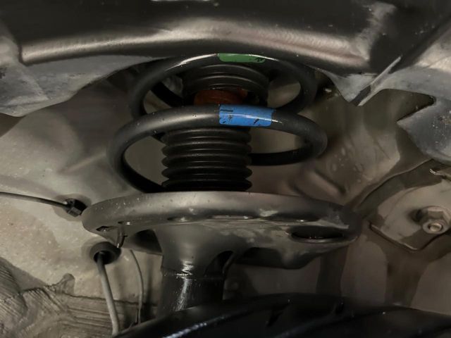お車を安心してお乗りいただく為には、足回りの定期点検が欠かせません。サービスサポート（有償保証）では無料点検もご提供しており、安心のカーライフをお過ごしいただけるサポート体制が整っています。
