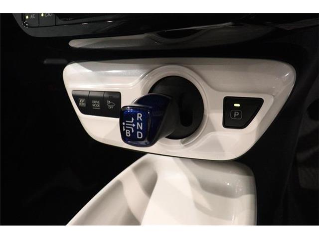 ステアリングホイールからスムーズに持ちかえられるインパネシフトを採用。シフトノブをコンパクト化し、女性でも操作しやすいサイズです