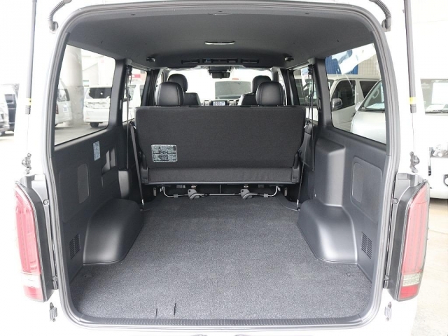 ハイエースならではの広々とした荷室になっています☆